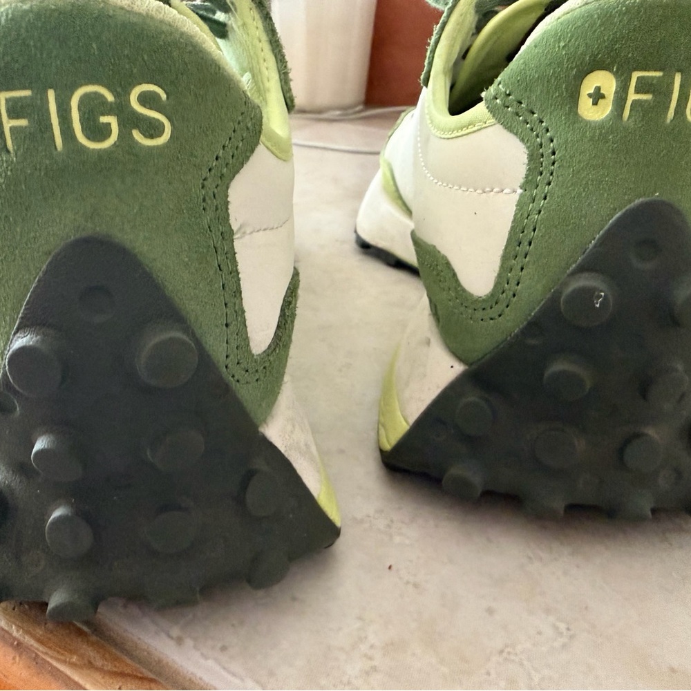 New Balance 327 figs Green & White Retro Runner Sneakers - Picture 2 of 6